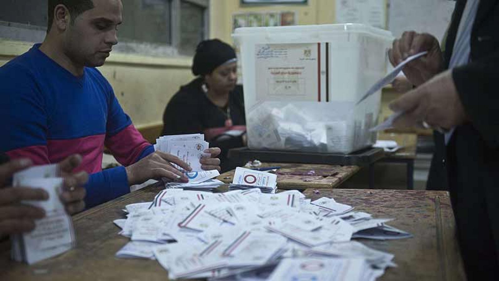 Telediario 1: Cierran los colegios electorales en Egipto con un previsible triunfo del 'sí' a la Constitución | RTVE Play
