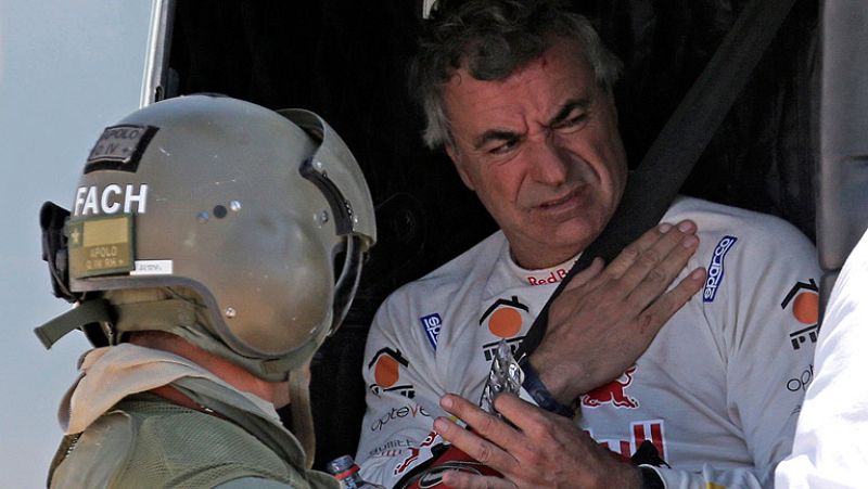 El piloto madrileño Carlos Sainz ha tenido que abandonar el Dakar 2014 tras sufrir un accidente en la décima etapa de la carrera, que se apuntó Al-Attiyah. En motos, el ganador fue el español Barreda.