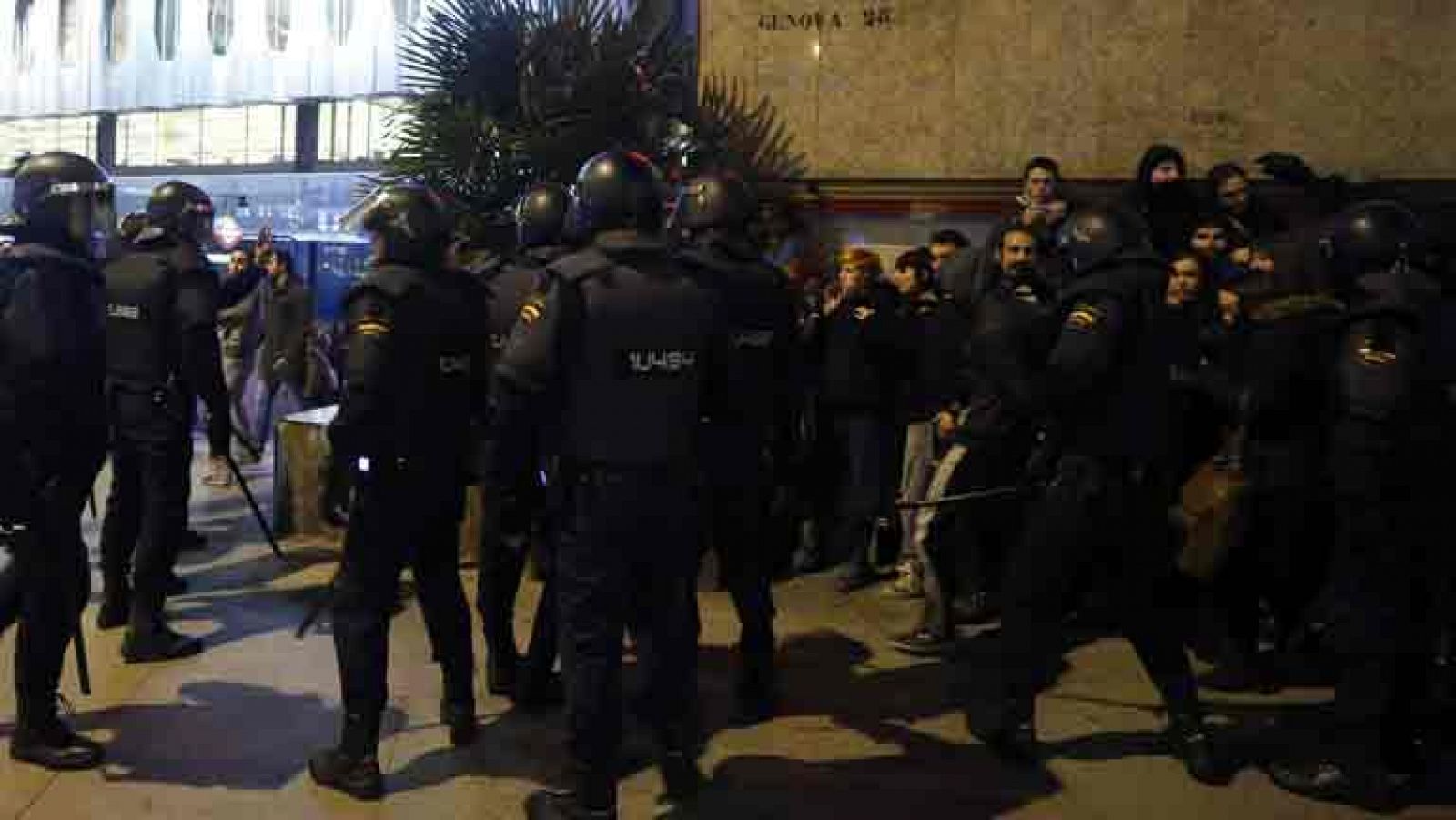 Telediario 1: Cargas policiales y varios detenidos en Madrid tras una manifestación pacífica de apoyo a Gamonal | RTVE Play