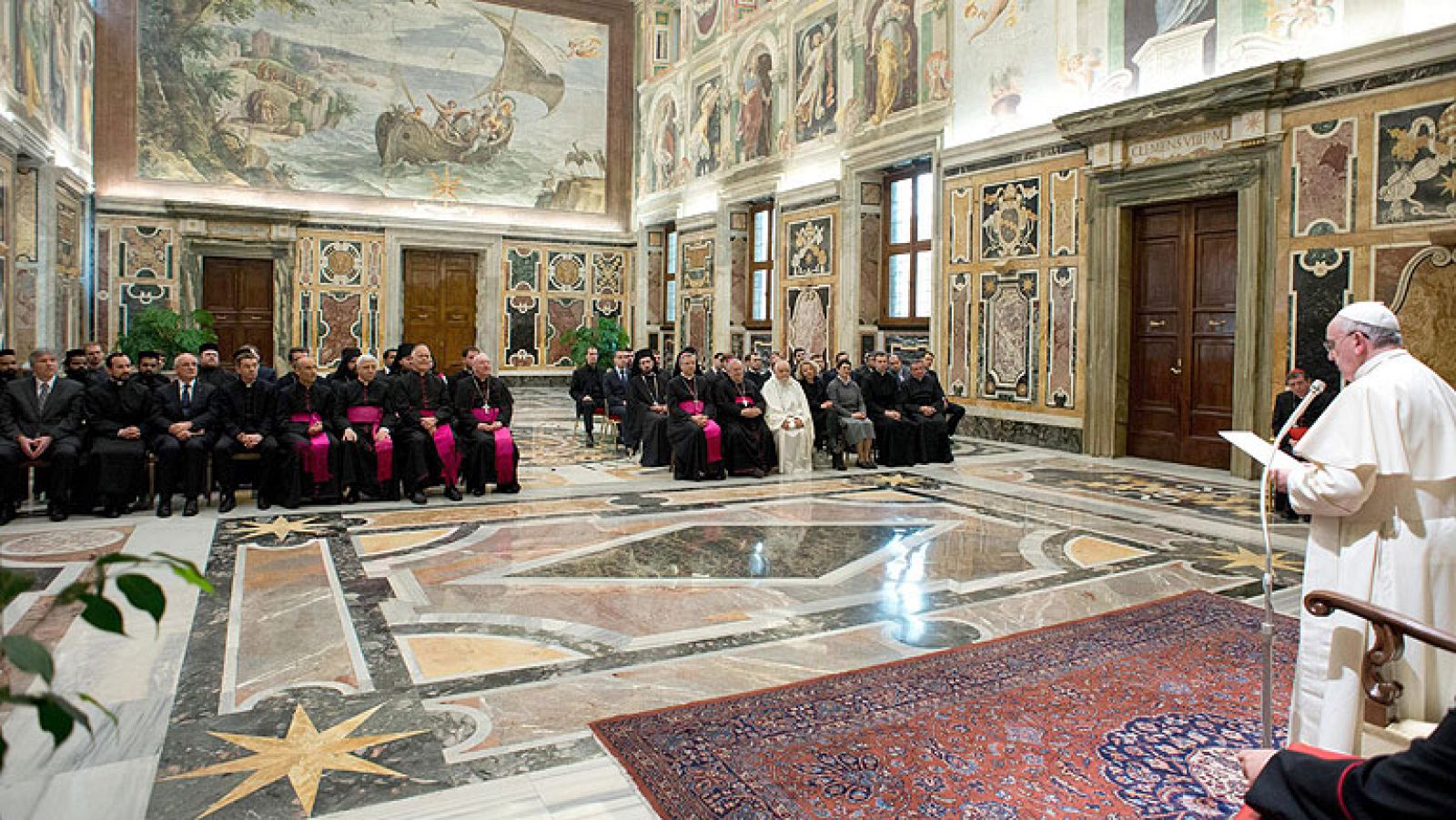 El papa pide sentir "vergüenza" por los escándalos en el seno de la Iglesia | Ver