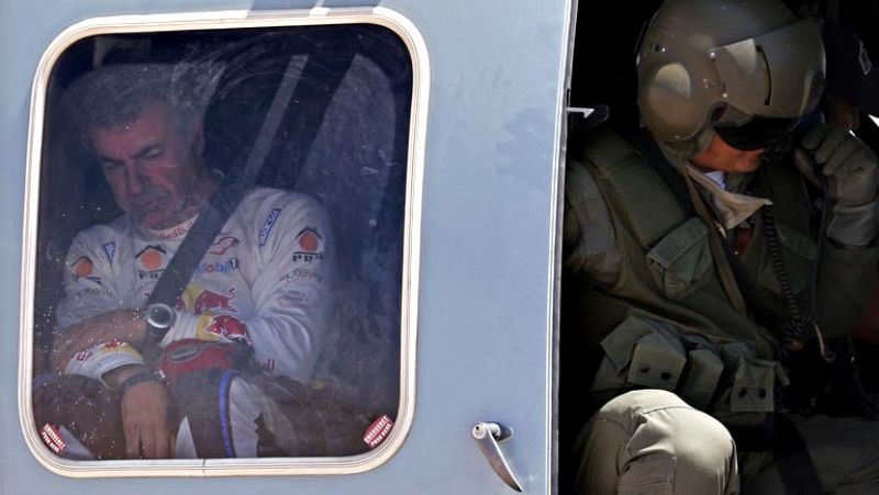 El español Carlos Sainz (SMG) se salió de la carretera en una curva y dio dos vueltas de campana en el accidente que hoy le obligó a abandonar el Dakar en la décima etapa. Sainz ofreció algunos detalles del incidente, que se produjo en una zona urban