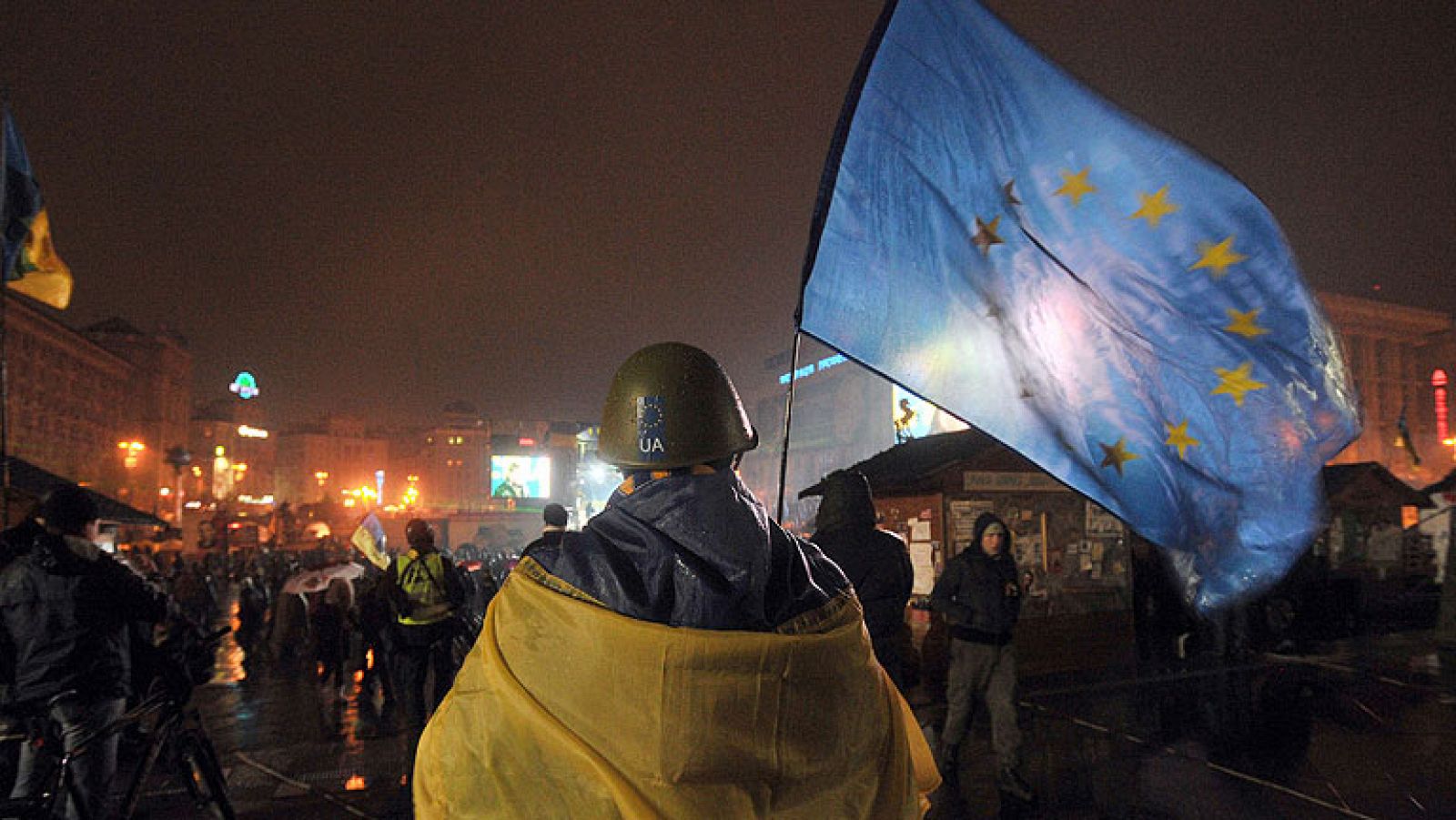  En Ucrania, el Parlamento ha aprobado una serie de controvertidas leyes que pretenden, según la oposición, poner fin a las protestas contra el presidente Víctor Yanukóvich. Hay manifestantes que permanecen acampados en el centro de Kiev y ocupando varios edificios oficiales desde hace 2 meses.

