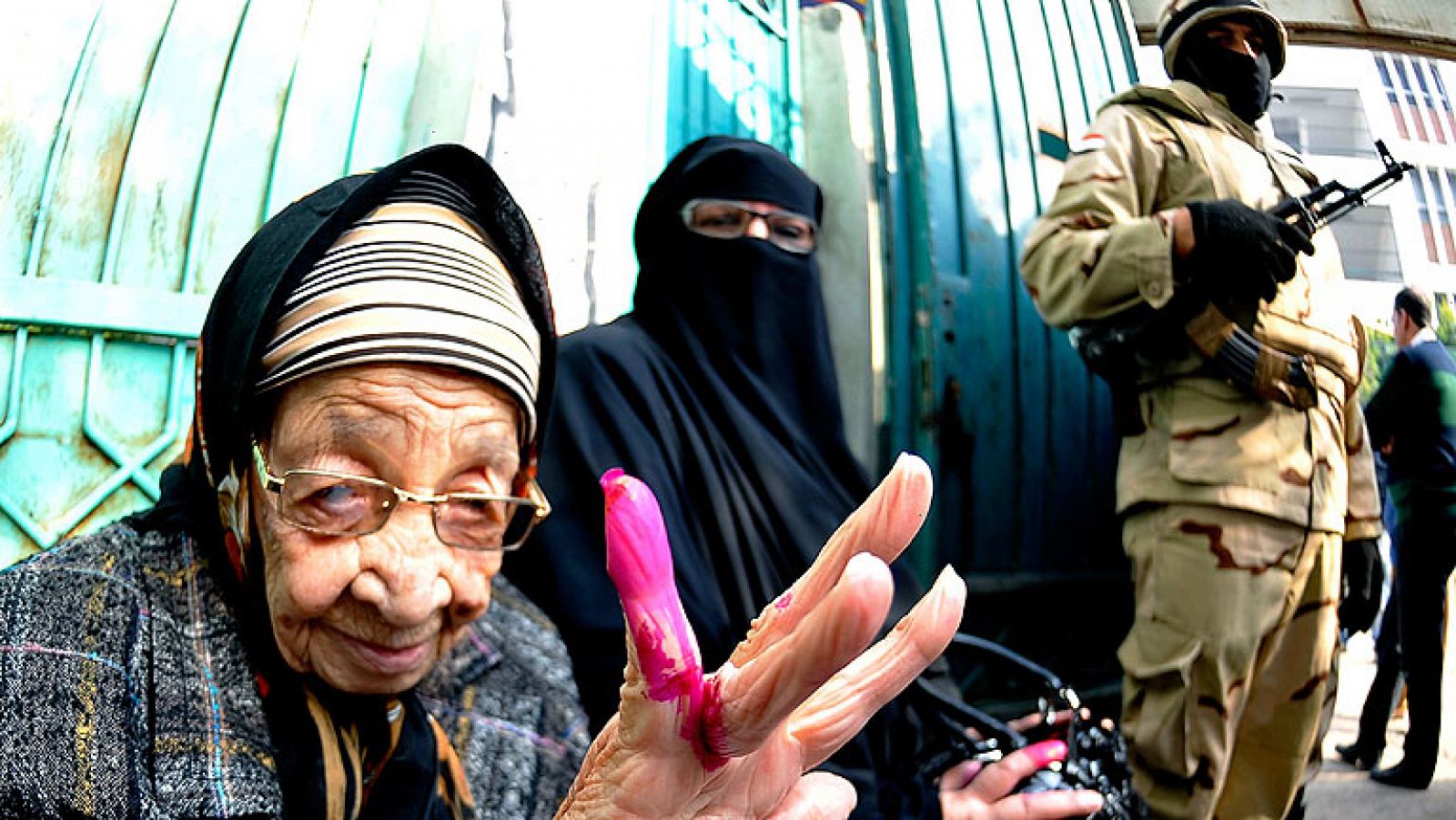 El "sí" a la Constitución egipcia logra una abrumadora victoria en las urnas | Ver