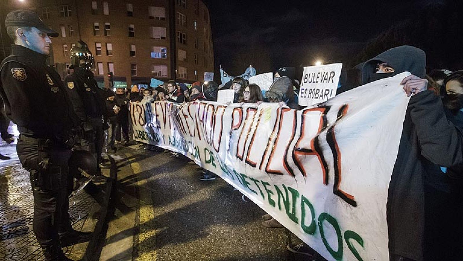 Tres de los detenidos en el barrio de Gamonal de Burgos salen de la cárcel | Ver
