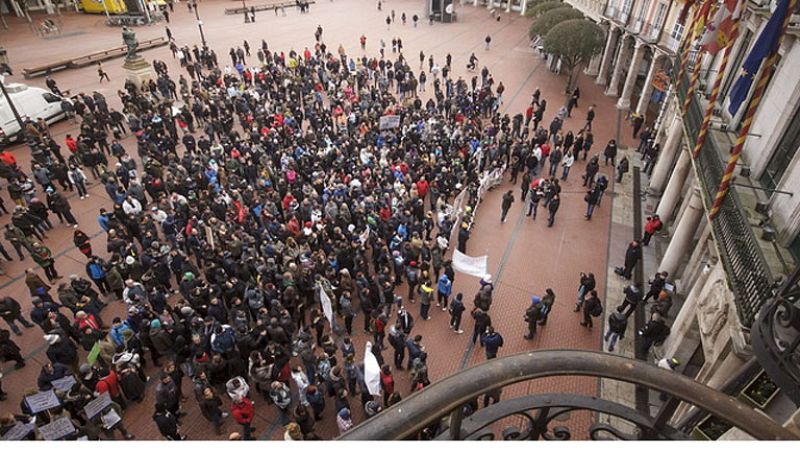 Casi dos millares de personas protestan ante el Ayuntamiento mientras debate las obras en Gamonal 