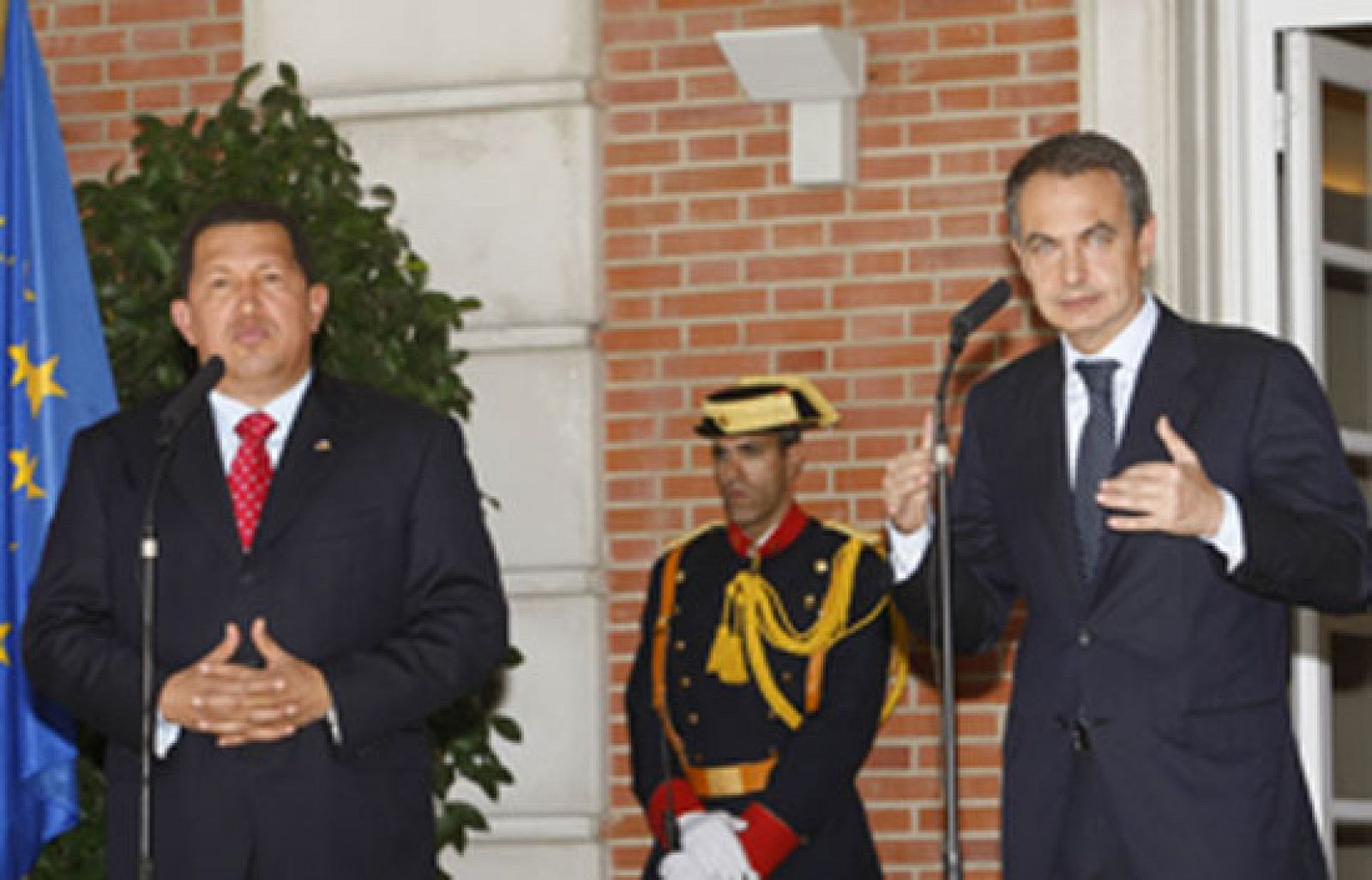 Zapatero recibe a Chávez en La Moncloa