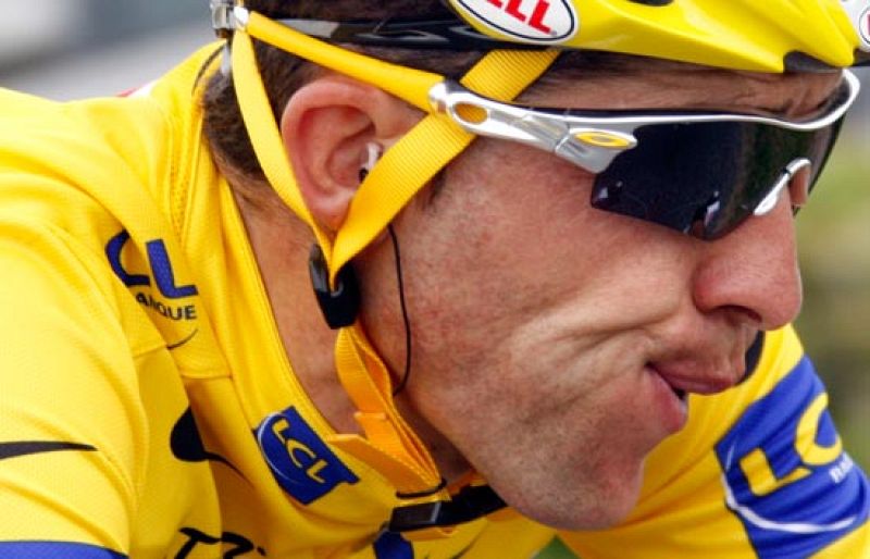 El ciclista español Carlos Sastre afronta con tranquilidad la crono de la penúltima etapa del Tour de Francia. 