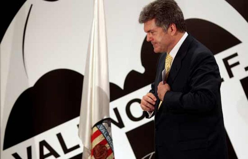 El nuevo presidente del Valencia, Vicente Soriano, ha restado importancia a la crisis económica del Valencia. De esta manera contradice las palabras de Juan Villalonga, cesado en la presidencia de la entidad.