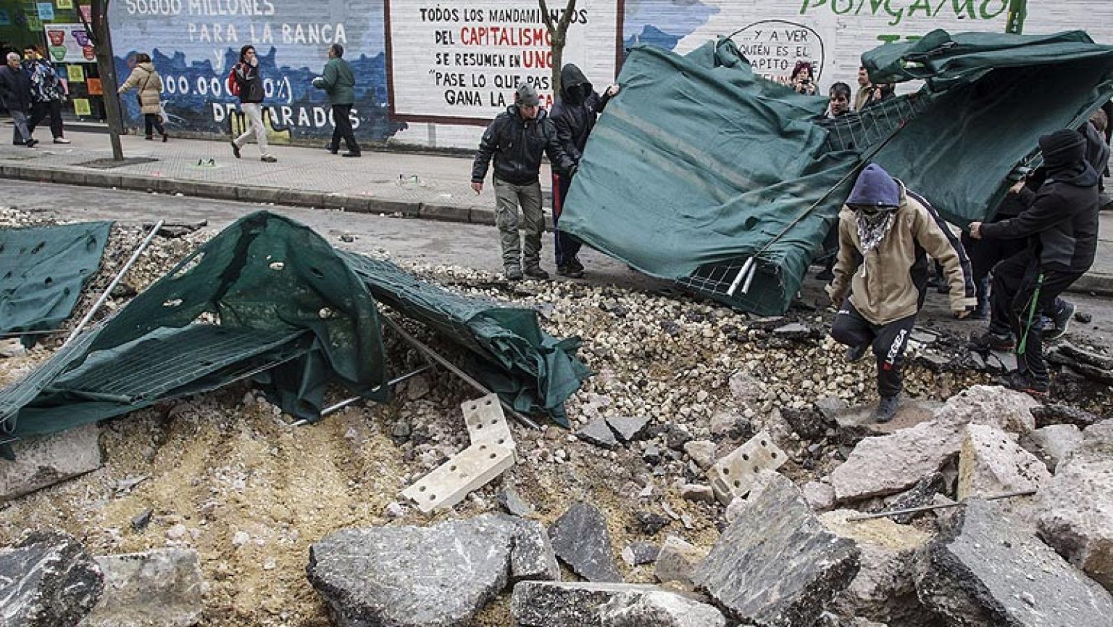 El alcalde de Burgos, Javier Lacalle, ha anunciado este viernes la paralización definitiva de las obras de construcción de un bulevar en el barrio de Gamonal por la "imposibilidad de continuar con el proyecto", tras cinco días de movilizaciones por parte de los vecinos, según ha avanzado TVE. Así lo ha explicado en una rueda de prensa en la que ha asegurado que "es mucho más importante la convivencia" de los vecinos que "60, 50 ó 40 obras", aunque ha advertido de que "el bulevar no ha sido el problema, sino la excusa" de los disturbios producidos en el barrio, que han desembocado en 46 detenciones. "Las obras han sido aprovechadas por algunos para otros fines", ha aseverado.