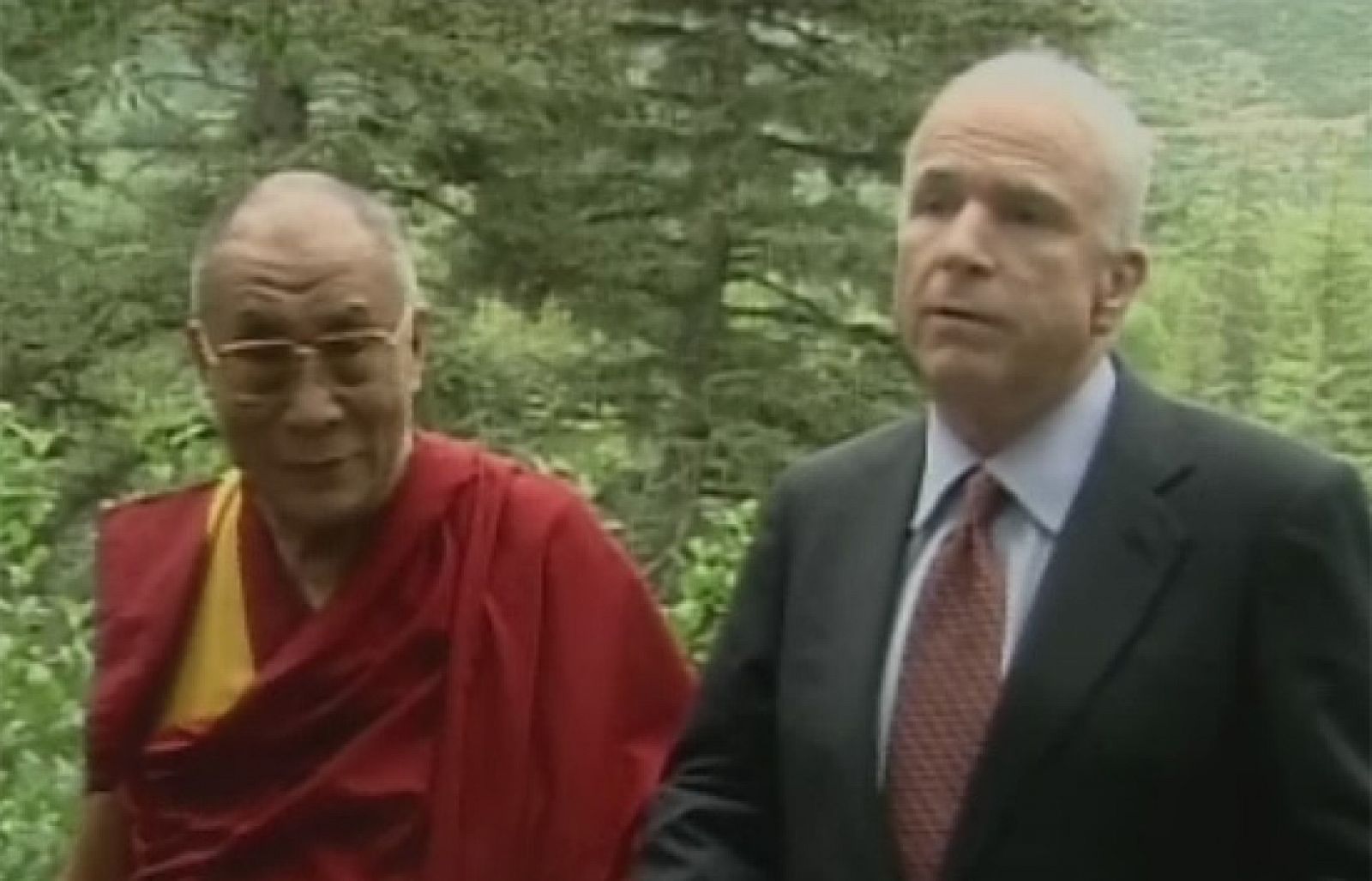 Mccain sigue con su campaña reuniéndose con el Dalai Lama