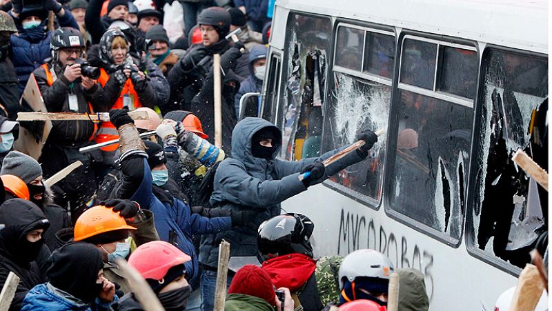 Decenas de miles de manifestantes protestan contra el Gobierno en Ucrania