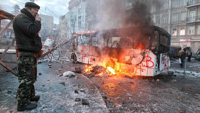 Los manifestantes ucranianos se vuelven a enfrentar con la Policía en el centro de Kiev 