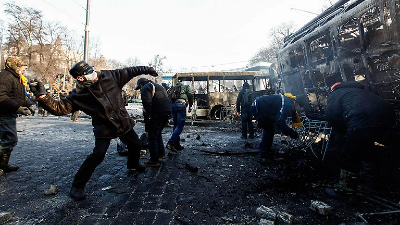 Telediario 1: Continúan los enfrentamientos en Ucrania entre manifestantes y policía en el centro de Kiev | RTVE Play