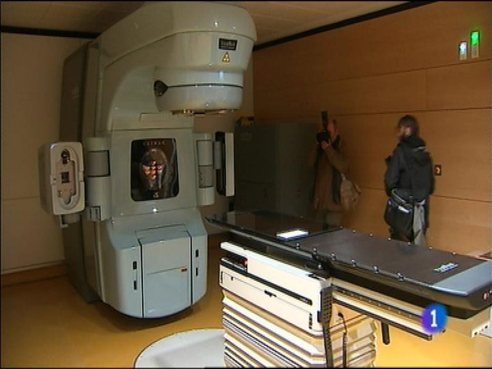  Mañana se abrirá a los pacientes el servicio de Oncología Radiodiagnóstica en el nuevo Hospital Universitario Central de Asturias. Serán los primeros en acceder a las instalaciones ubicadas en los terrenos de la antigua Cadellada, a las que poco a poco se irán trasladando en los próximos meses todos los servicicios hospitalarios que ahora están en Buenavista. En Gijón ha comenzado hoy el juicio por el supuesto fraude de importación de carbón en Mina La Camocha. Están acusados 5 exdirectivos, entre ellos el exconsejero de Industria Víctor Zapico. La fiscalía pide 9 años de prisión para cada uno y el pago de 17 millones de euros. Las defensas solicitan la anulación de la vista y sostienen que los hechos han prescrito.