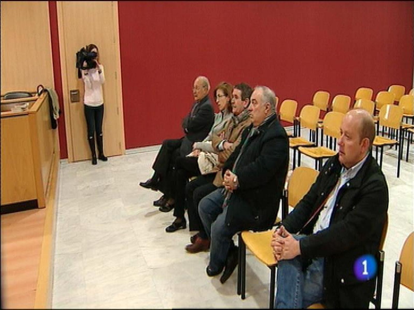  Mañana se abrirá a los pacientes el servicio de Oncología Radiodiagnóstica en el nuevo Hospital Universitario Central de Asturias. Serán los primeros, poco a poco se irán trasladando todos los servicicios hospitalarios que ahora están en Buenavista. En Gijón ha comenzado hoy el juicio por el supuesto fraude de importación de carbón en Mina La Camocha. Están acusados 5 exdirectivos, entre ellos el exconsejero de Industria Víctor Zapico. 