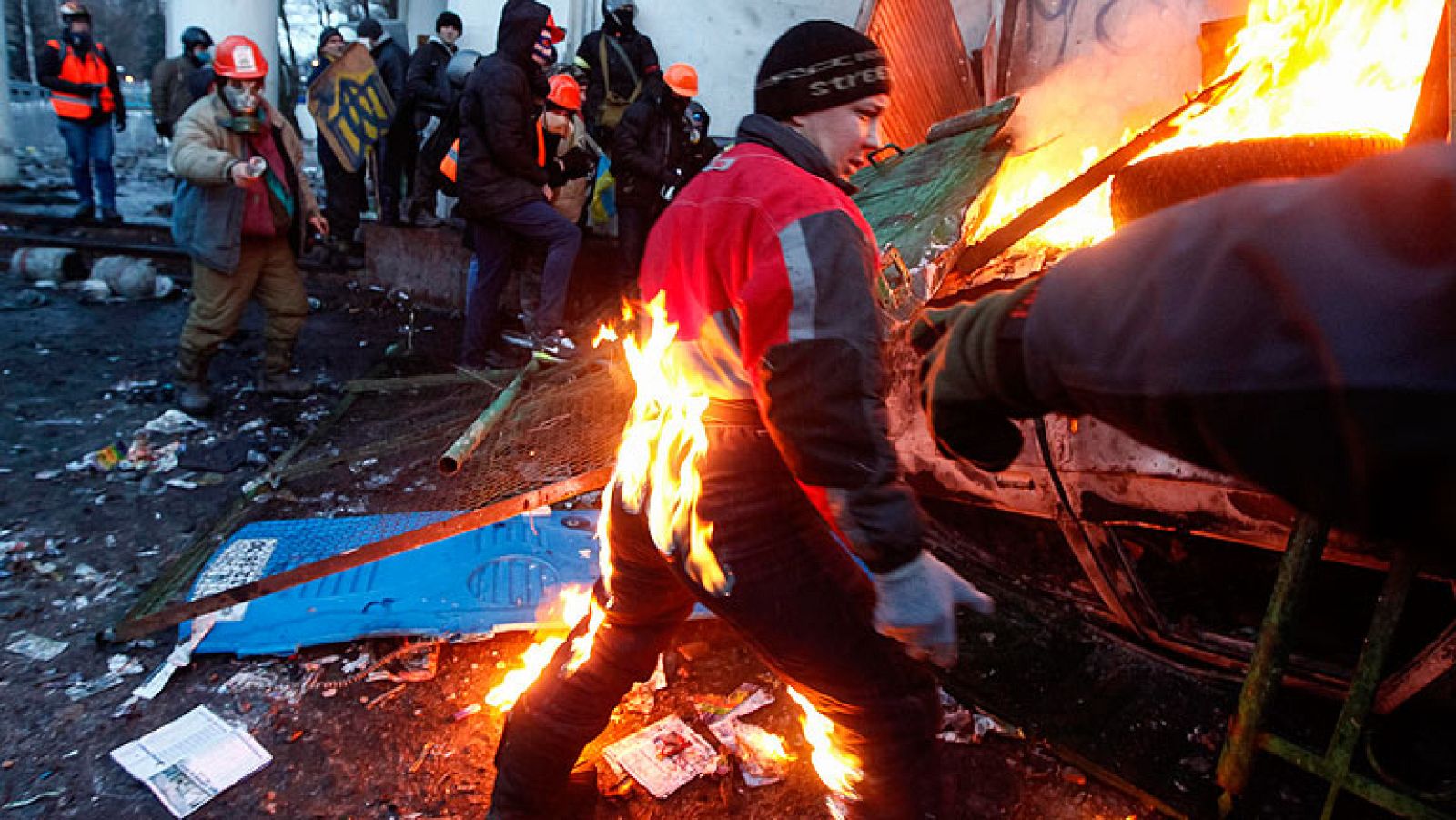  La batalla callejera entre los manifestantes y la policía ucraniana continúa este lunes por segundo día consecutivo en Kiev, sin que las autoridades consigan restablecer el orden público y los llamamientos al diálogo no hayan surtido efecto. El presidente de Ucrania, Víktor Yanukóvich, ha advertido de que las manifestaciones se han transformado en disturbios masivos que amenazan con desestabilizar todo el país.