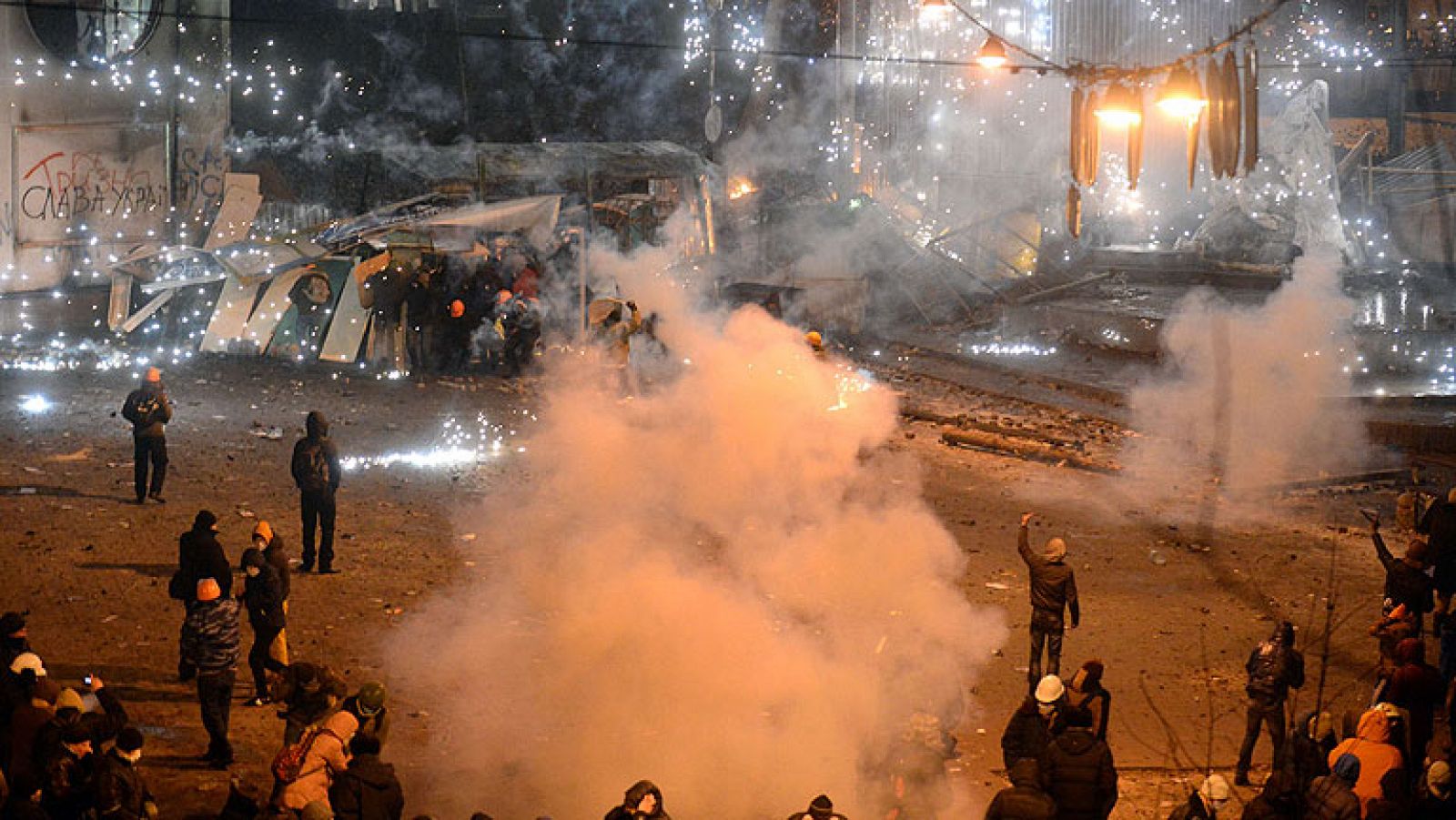 Segundo día de enfrentamientos con la policía. Esta vez, a raiz de la aprobación de nuevas leyes contra el derecho de manifestación y que pretende desactivar las protestas. Una catapulta es lo último que han utilizado los manifestantes proeuropeos, opuestos al presidente Yanukóvich, contra los antidisturbios en Kiev. Es una de las señales más visibles de la radicalización de las protestas en Ucrania. Los más violentos llevan 24 horas atrincherados en esta plaza de la capital cercana al Parlamento y a la sede del Gobierno.