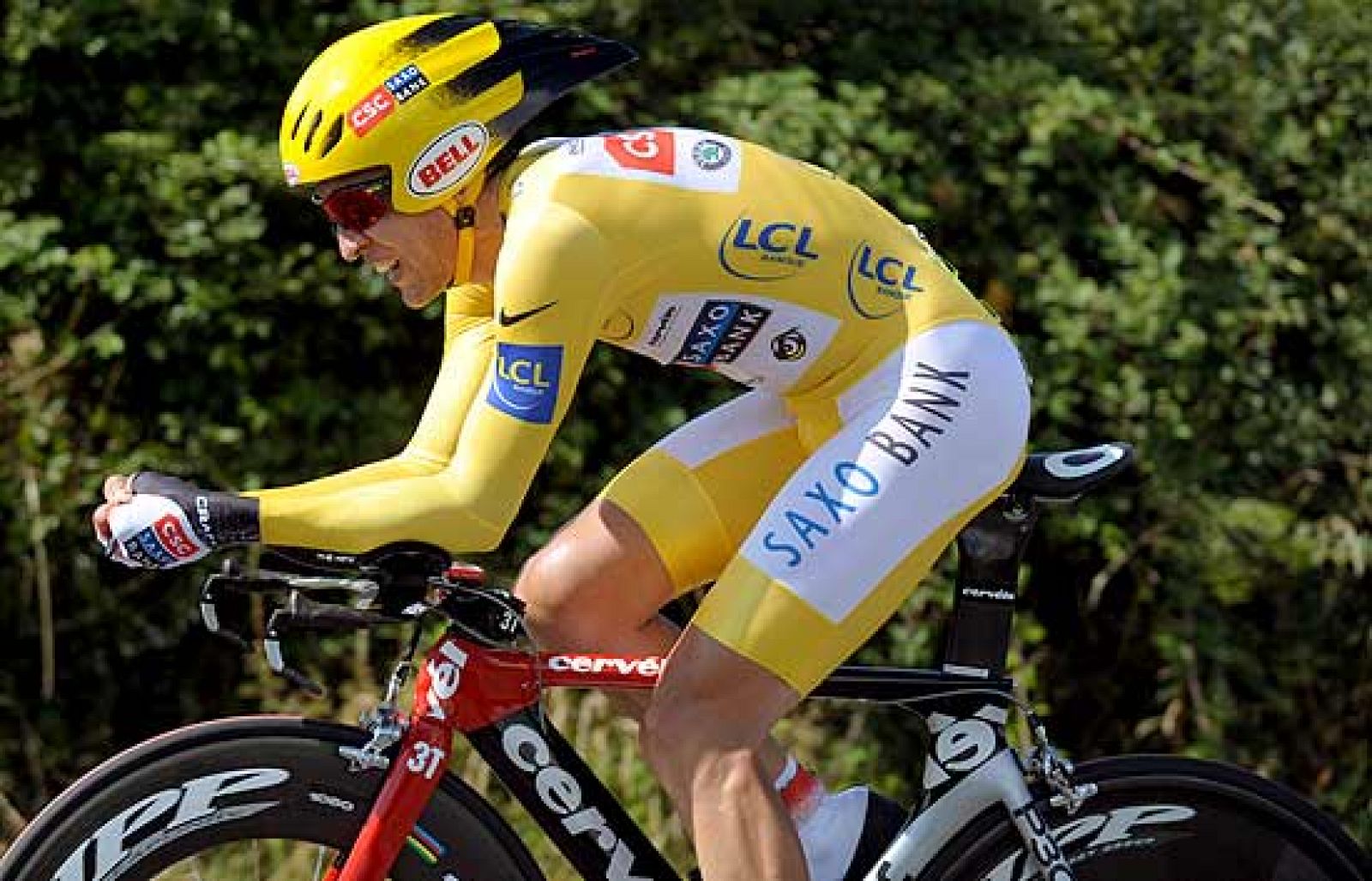El ciclista abulense Carlos Sastre se ha asegurado la victoria final del Tour 2008, tras una gran actuación en la contrarreloj decisiva con meta en Saint-Amand-Motrond.