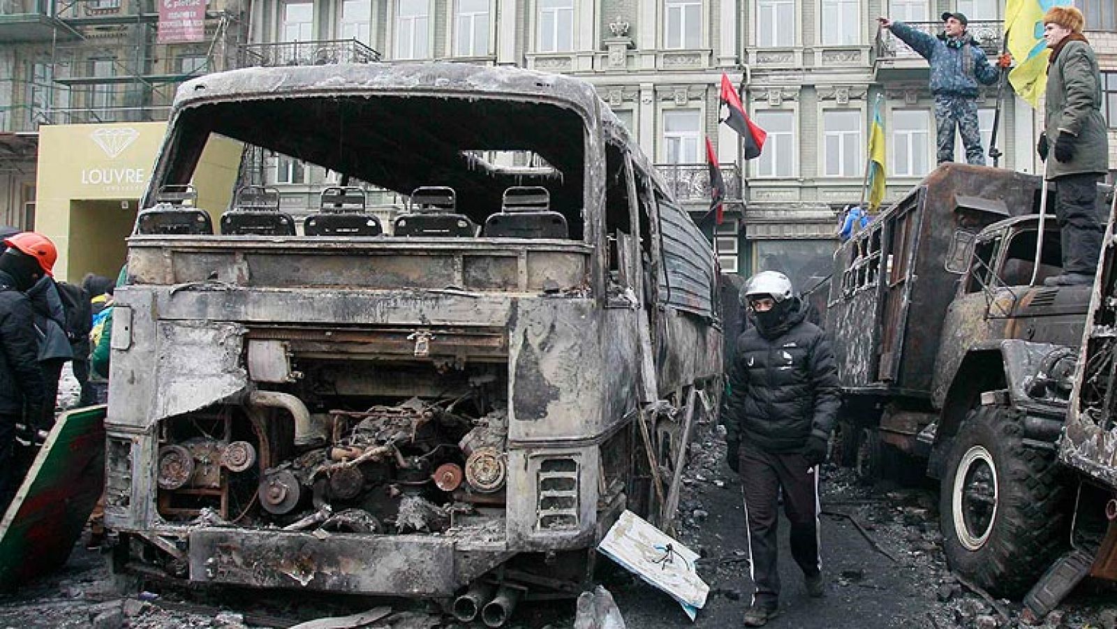 Los manifestantes continúan enfrentándose con la Policía en Kiev