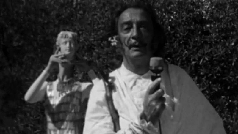 Dalí fundó el método paranoico-crítico, un método de creación artística que se basaba en mezclar la realidad con el subconsciente para desarrollar composiciones delirantes. Escucha cómo el genial pintor explicaba con su clásica excentricidad en qué