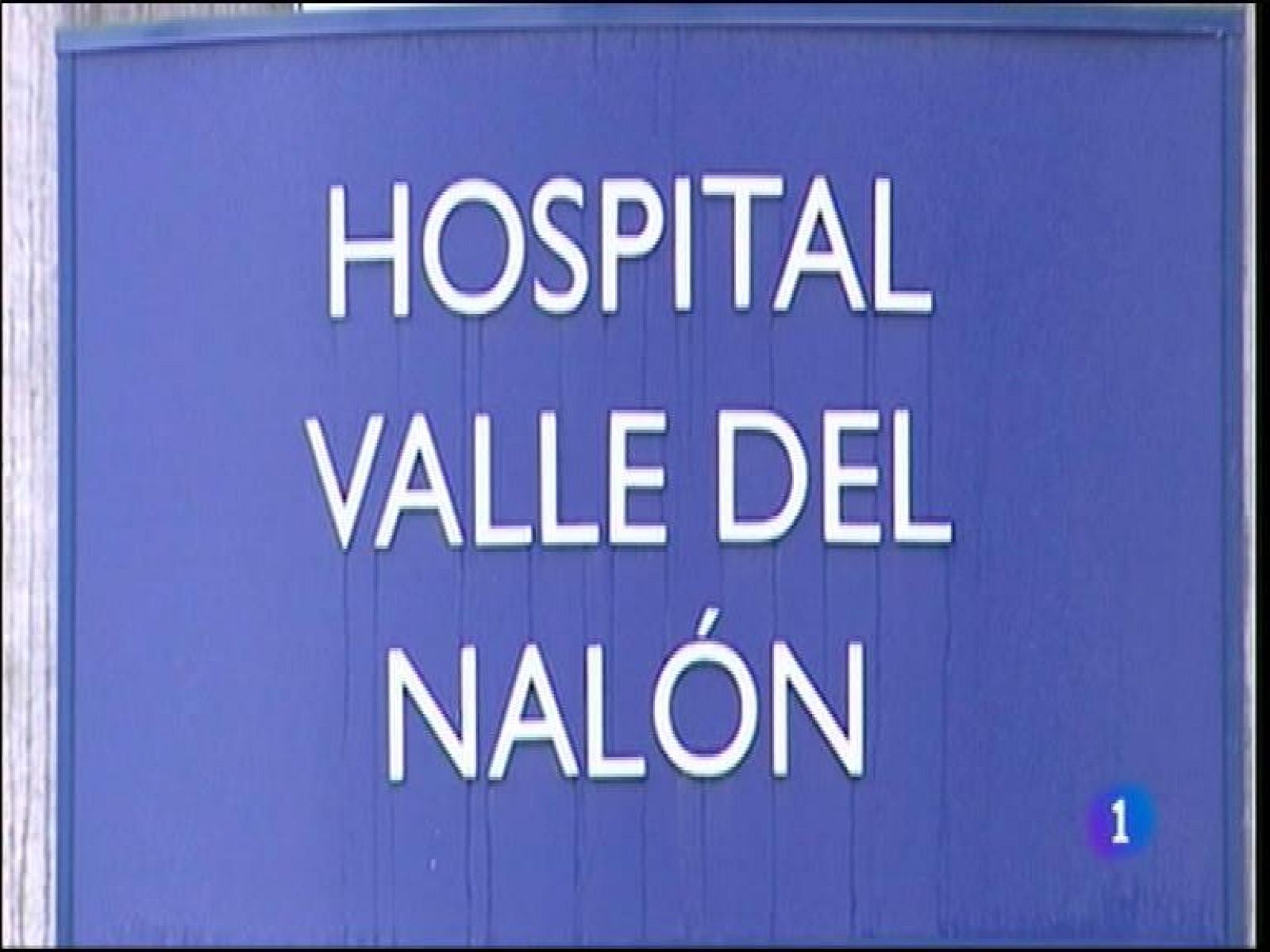  Sanidad investiga si detrás de la muerte de un hombre de 41 años está la gripe A. El hombre falleció en el Hospital Valle del Nalón a donde fue trasladado desde el Hospital de Cabueñes. De cumplirse la sospecha serían tres las víctimas mortales de la gripe A en Asturias. Hoy han llegado al nuevo hospital central de Asturias los primeros pacientes del servicio de oncología radioterápica, que se ha estrenado con los de cáncer de mama. 13 millones de euros han costado los tres aceleradores lineales. El primero se pondrá en marcha el lunes y en abril estarán todos funcionando. 