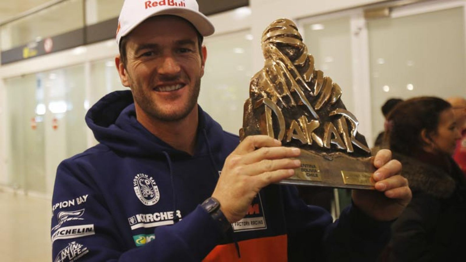 El piloto barcelonés Marc Coma (KTM), vencedor del Dakar 2014 en categoría de motos -cuarto título-, ha señalado, a su llegada a Barcelona, que la nueva victoria "vale mucho para mí, y no porque sea la cuarta, sino porque ha llegado en un momento muy complicado". "Si miro atrás recuerdo que el año pasado no pude correr por una lesión", ha dicho al respecto el piloto barcelonés, quien ha añadido, además, que esta victoria "es muy especial por haberla logrado ante marcas tan poderosas como Yamaha y Honda". Coma (Avià, 1976) ha reconocido que se siente "muy cansado" pero contento y con ganas de estar con los suyos.