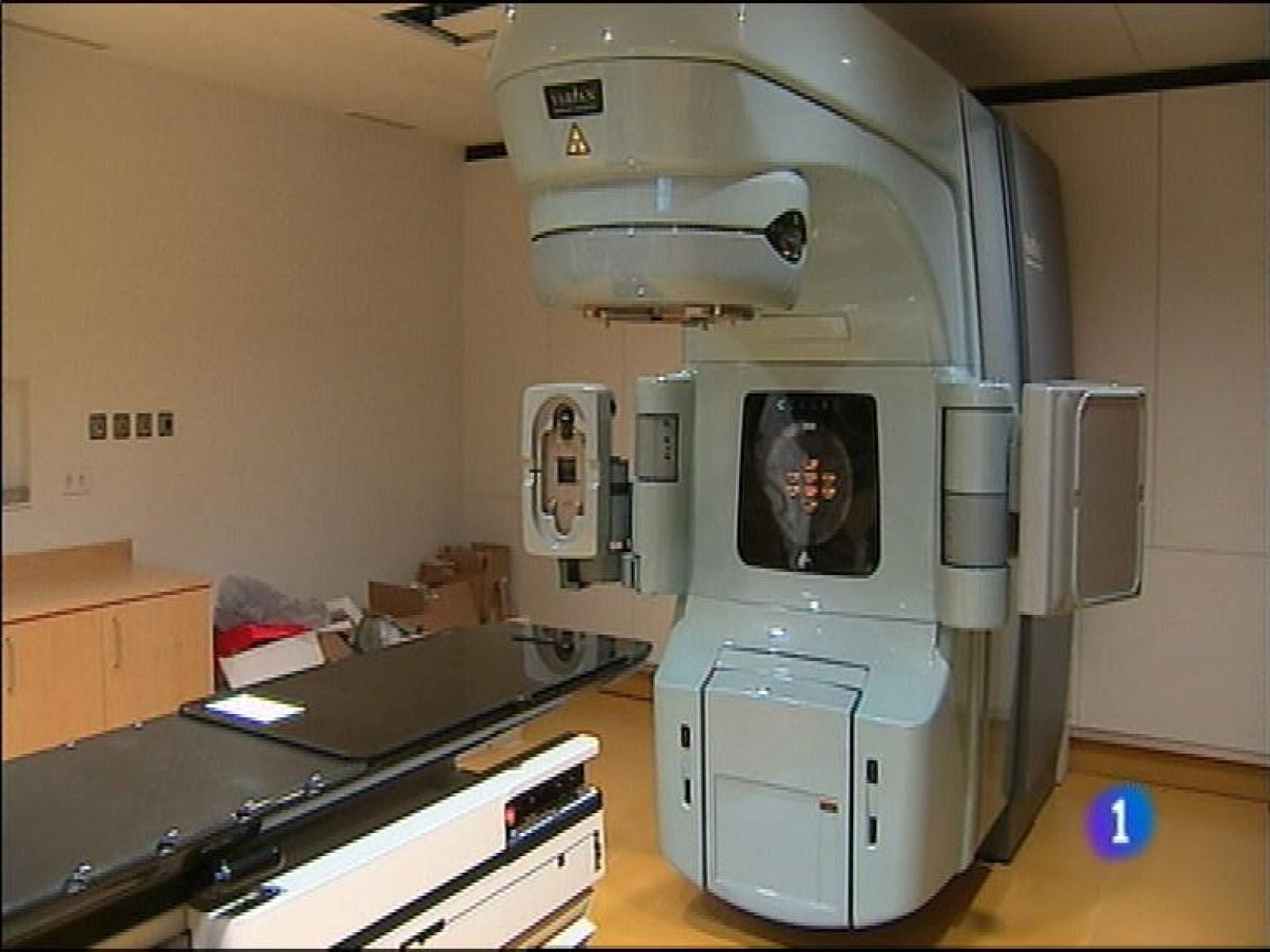  Sanidad investiga si detrás de la muerte de un hombre de 41 años está la gripe A.  De cumplirse la sospecha serían tres las víctimas mortales de la gripe A en Asturias. Hoy han llegado al nuevo hospital central de Asturias los primeros pacientes del servicio de oncología radioterápica, que se ha estrenado con los de cáncer de mama. 13 millones de euros han costado los tres aceleradores lineales.