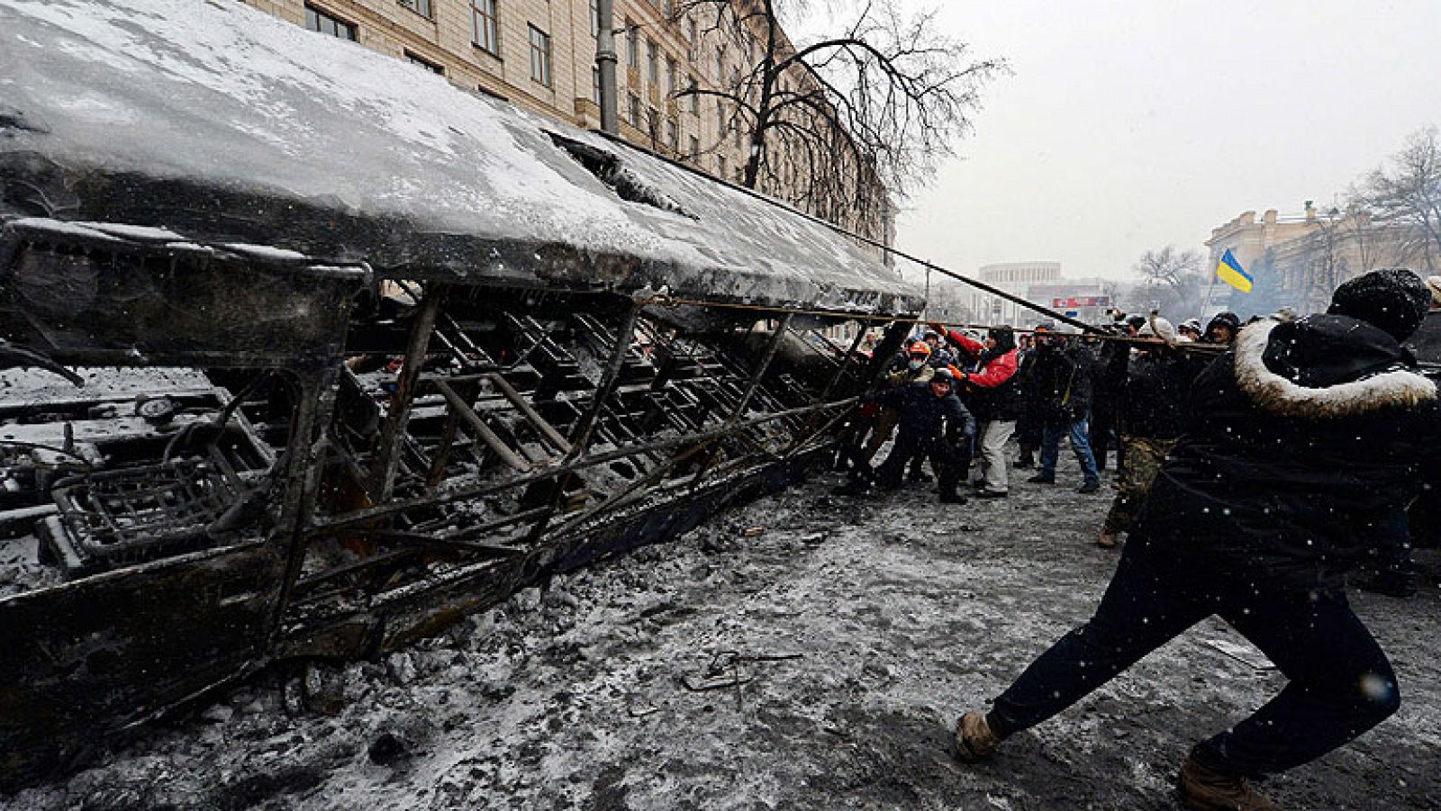  La violencia ha amainado en Kiev después de tres días de disturbios, aunque los manifestantes tomaron nuevas posiciones en el centro de la capital ucraniana, mientras fracasaron los primeros contactos entre Gobierno y oposición. La nueva línea de frente del campo de batalla callejero en el que se ha convertido Kíev se ha trasladado desde la Plaza de la Independencia, bastión opositor desde hace dos meses, a las inmediaciones del estadio del Dinamo.