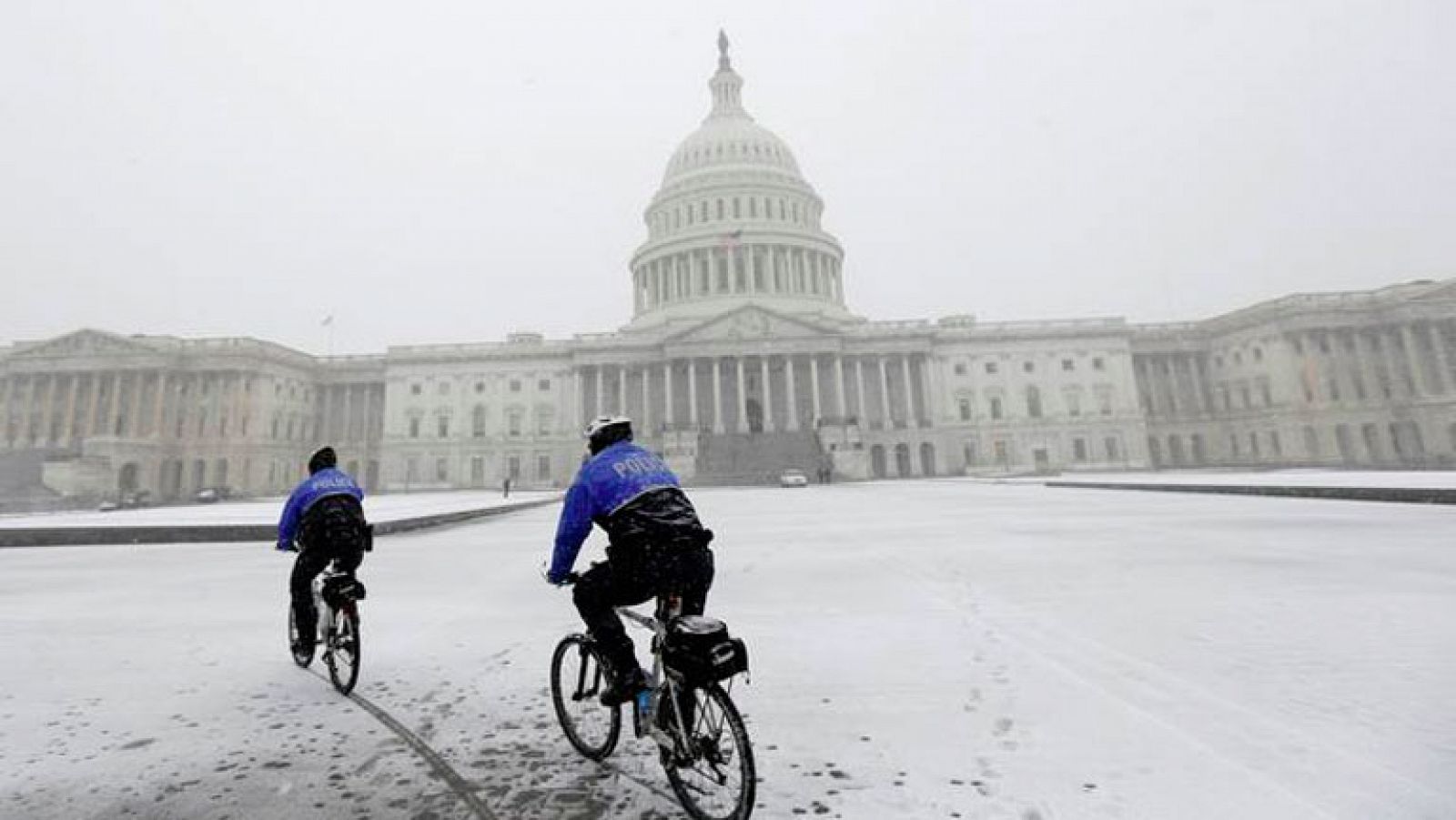 Telediario 1: Un nuevo temporal de nieve cierra la Casa Blanca y cancela miles de vuelos en el este de EE.UU.  | RTVE Play
