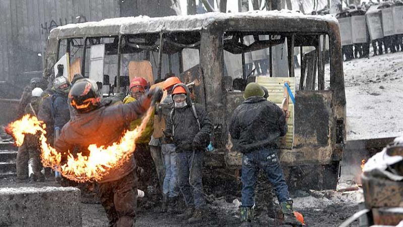 La Policía se enfrenta a los manifestantes en Kiev para intentar su desalojo 