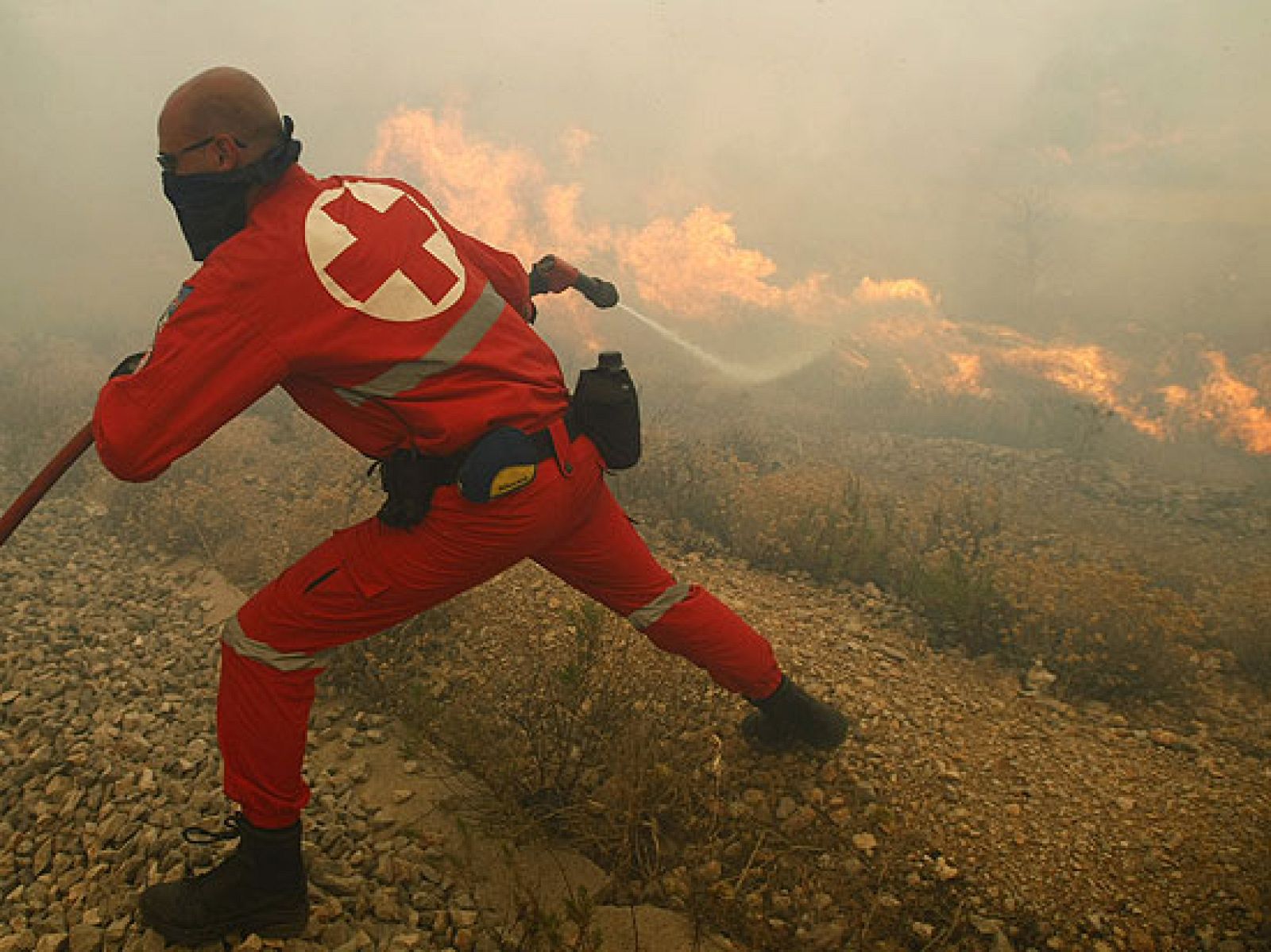  La isla de Rodas lucha contra el fuego desde hace cinco días. 2.000 turistas han sido desalojados de sus hoteles asediados por las llamas que, lejos de remitir, se multiplican impulsadas por los fuertes vientos azotan la isla.
