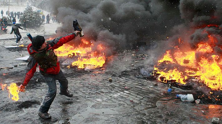 La policía ucraniana conquista la plaza de las protestas en Kiev