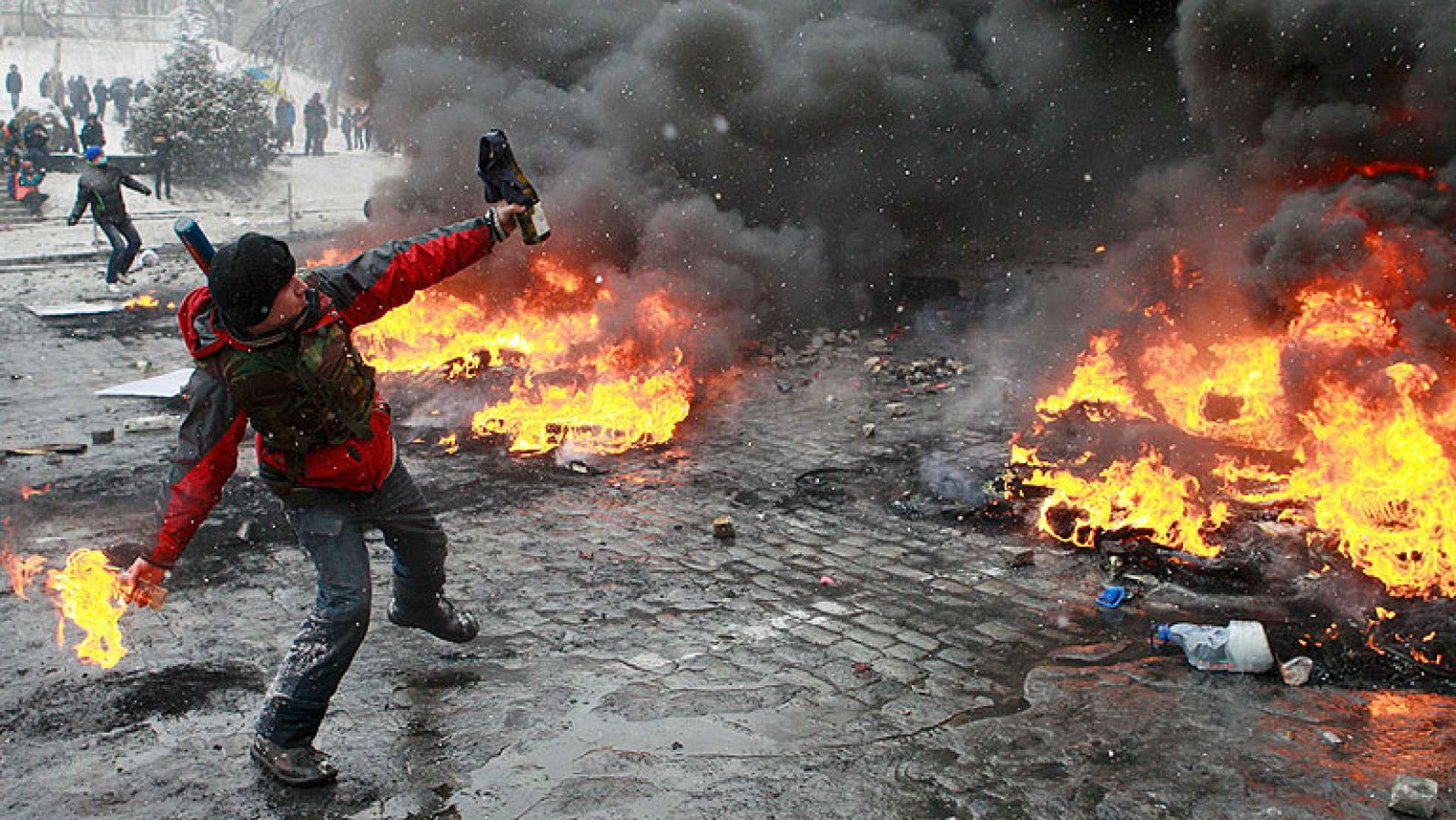 La capital ucraniana ha vivido una mañana de máxima tensión. La policía ha lanzado un nuevo asalto contra los opositores concentrados en la plaza de la Independencia de Kiev, después de que esta noche dos manifestantes hayan muerto por disparos. 