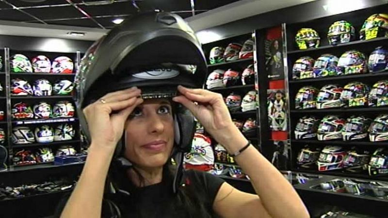 Una empresa inglesa inventa un casco con retrovisor incorporado