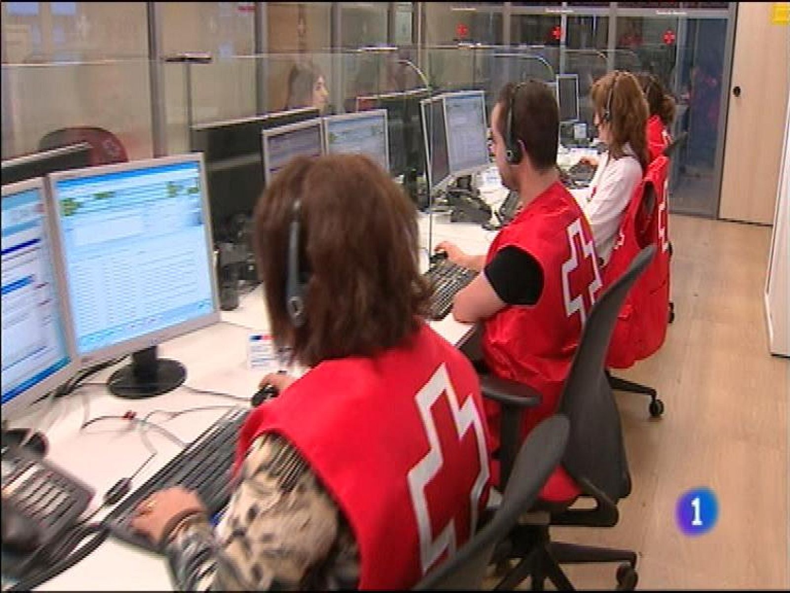  La Cruz Roja acaba de presentar en Asturias un nuevo servicio para personas con deterioro cognitivo moderado. A un teléfono, con sistema operativo android, se le carga una aplicación propia de Cruz Roja. Cada cinco minutos informa de la posición en la que se encuentra su portador. Está pensado para enfermos de alzheimer en una fase inicial de la enfermedad.   Más de 80.000 personas han visto ya el vídeo de la actuación de la Orquesta de Cámara de Siero en el aeropuerto de Heraklion, en Grecia. Pensaron que podía ser una forma divertida de agradecer el apoyo durante las tres semanas que pasaron en Grecia dando conciertos.