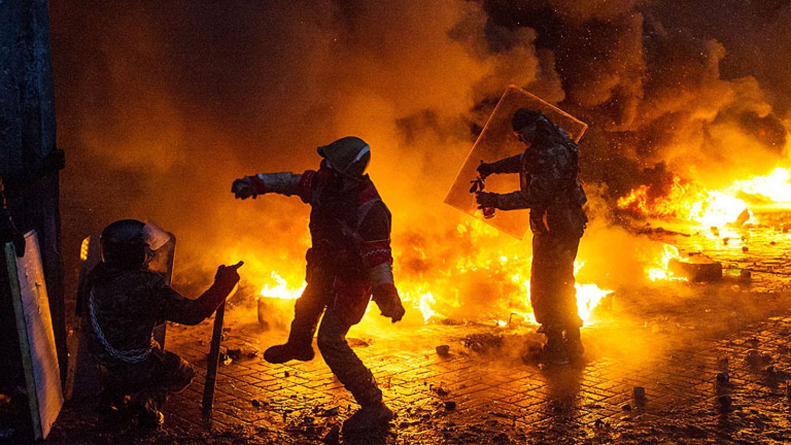  La policía ucrania han tomado el control de la plaza de la Independencia de Kiev, epicentro de las protestas, tras otra mañana de violentos disturbios. Las autoridades han dado orden de cerrar todos los negocios cercanos a la plaza de la Independencia, epicentro de los disturbios. Los disturbios de la mañana se han producido después de que durante la pasada noche murieran al menos tres personas, dos de ellos por heridas de bala, aunque medios locales han subido la cifra del balance a cinco.