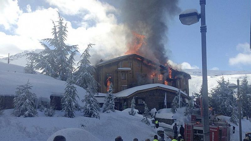 Un incendio en un hotel de Sierra Nevada obliga a desalojar a 52 personas