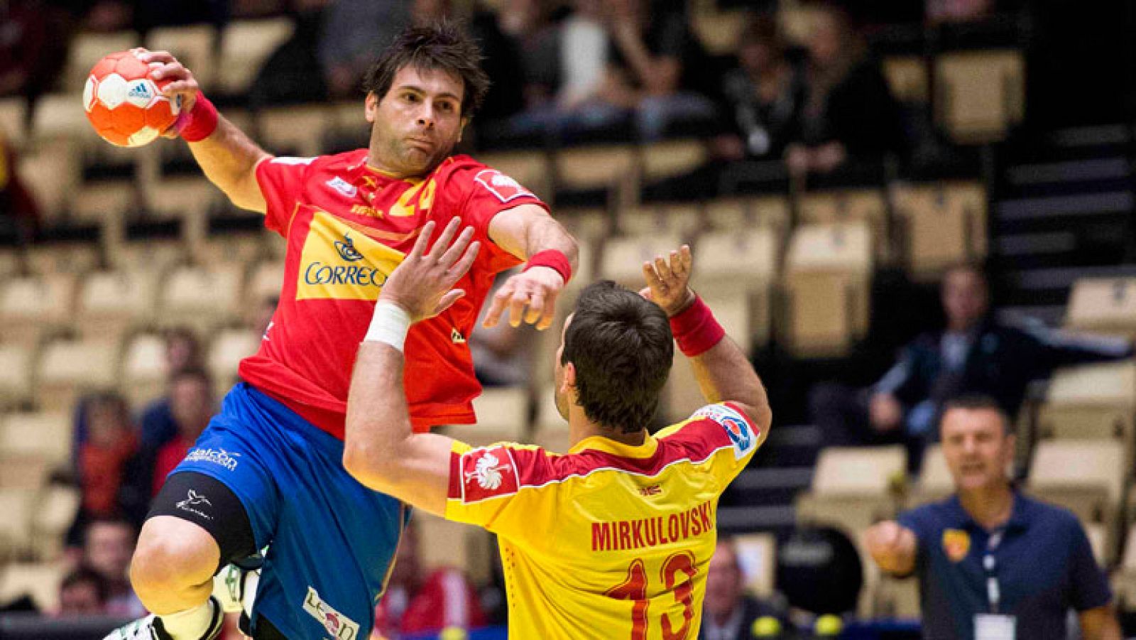 Los 'Hispanos' ya están en semifinales tras vencer a Macedonia (33-22), en el último partido de la segunda fase del Europeo de Balonmano de Dinamarca. El combinado español jugó sus mejores minutos en la segunda parte, cuando puso tierra de por medio con el rival.