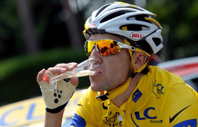 Carlos Sastre pasea su flamante maillot amarillo por los Campos Elíseos de París. Por fin ha llegado el día que el abulense tanto soñó. 