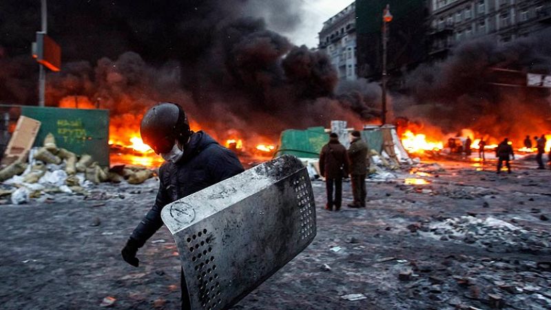 Los manifestantes ucranianos frenan el avance de la Policía con una cadena de fuego