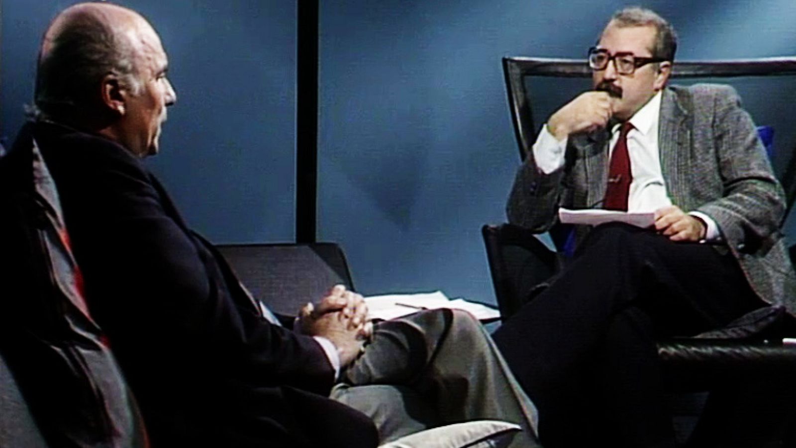 Leguineche y Kapuscinski. Dos grandes en el mismo plató - Programas y Concursos en el Archivo de RTVE | Ver