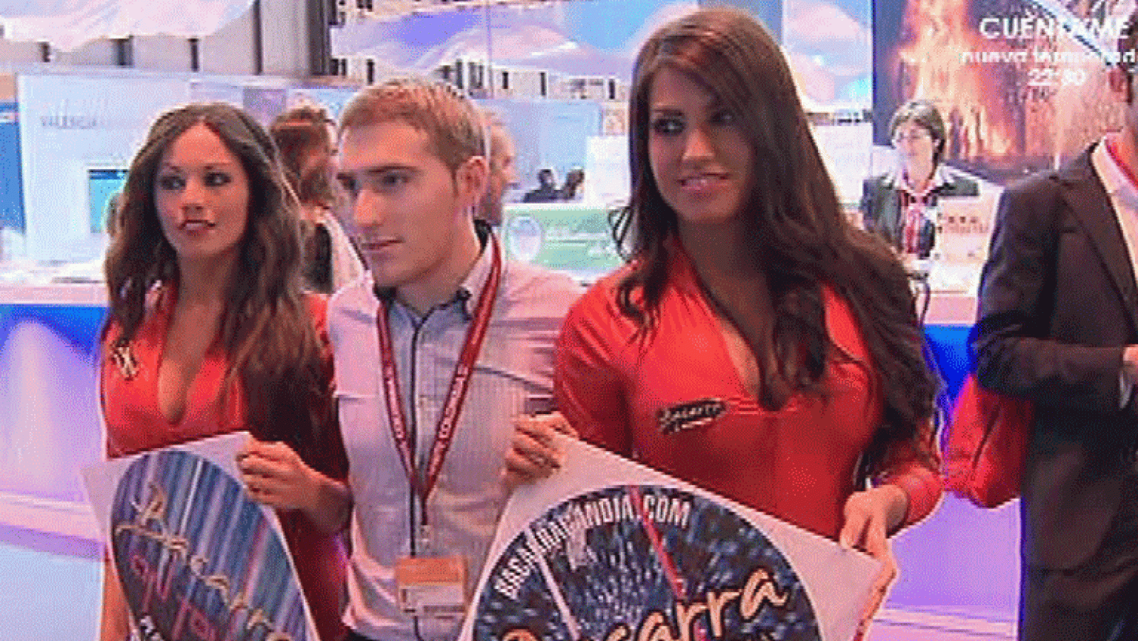 España Directo- Unas explosivas azafatas encienden la polémica en Fitur