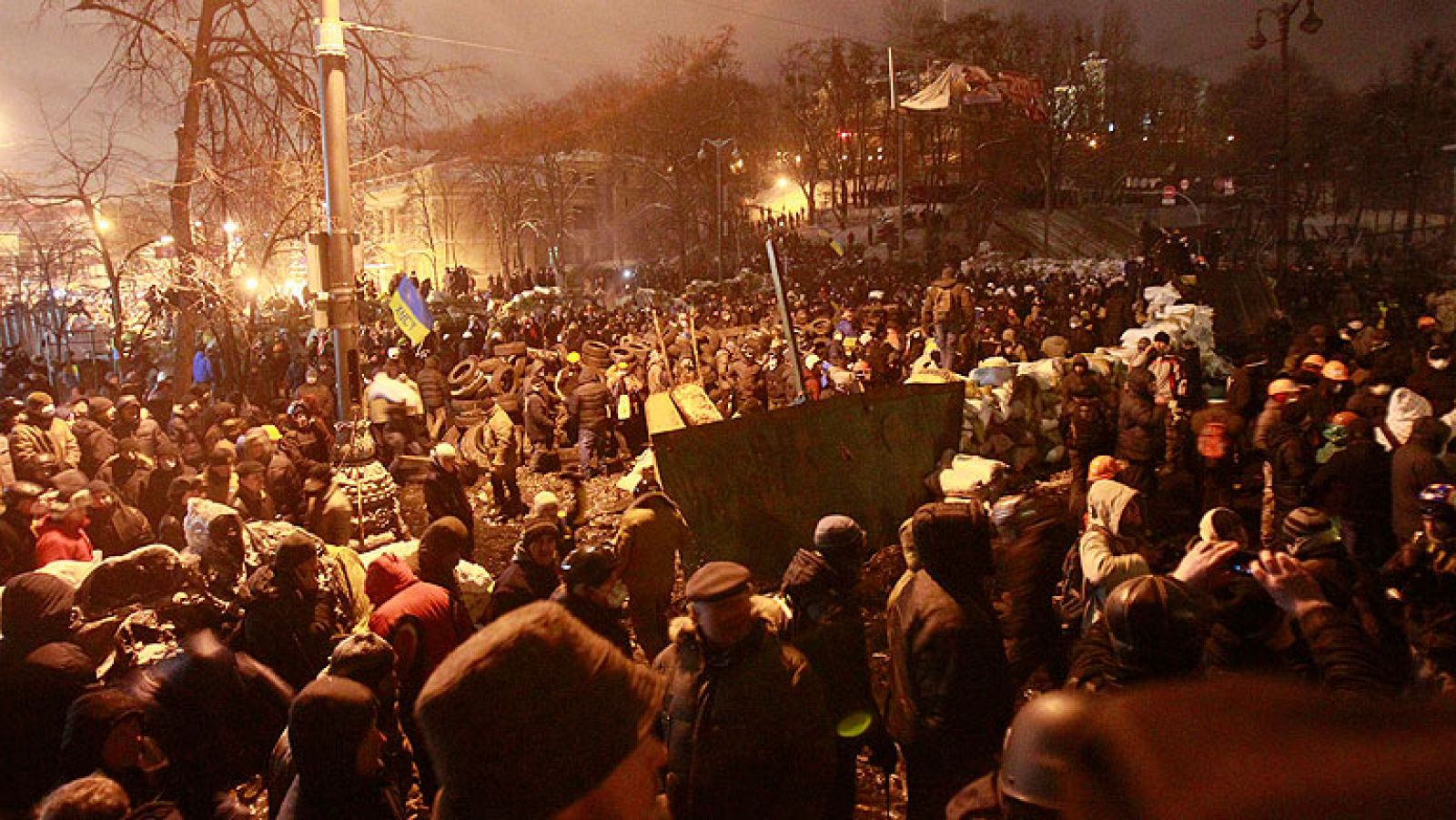  Los dos bandos enfrentados en Ucrania, manifestantes y antidisturbios, se dieron hoy una primera tregua tras cuatro días de enfrentamientos violentos, lo que permitió a la oposición abrir negociaciones con el presidente, Víktor Yanukóvich.