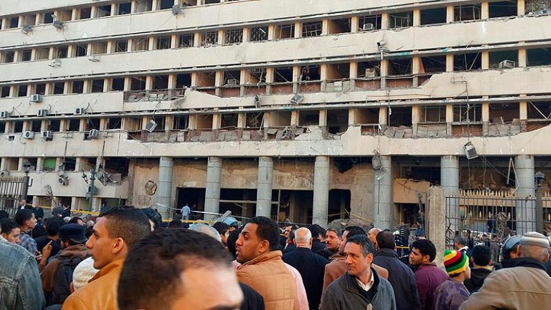 Cuatro muertos en El Cairo al explotar un coche bomba frente a la sede de la Policía 