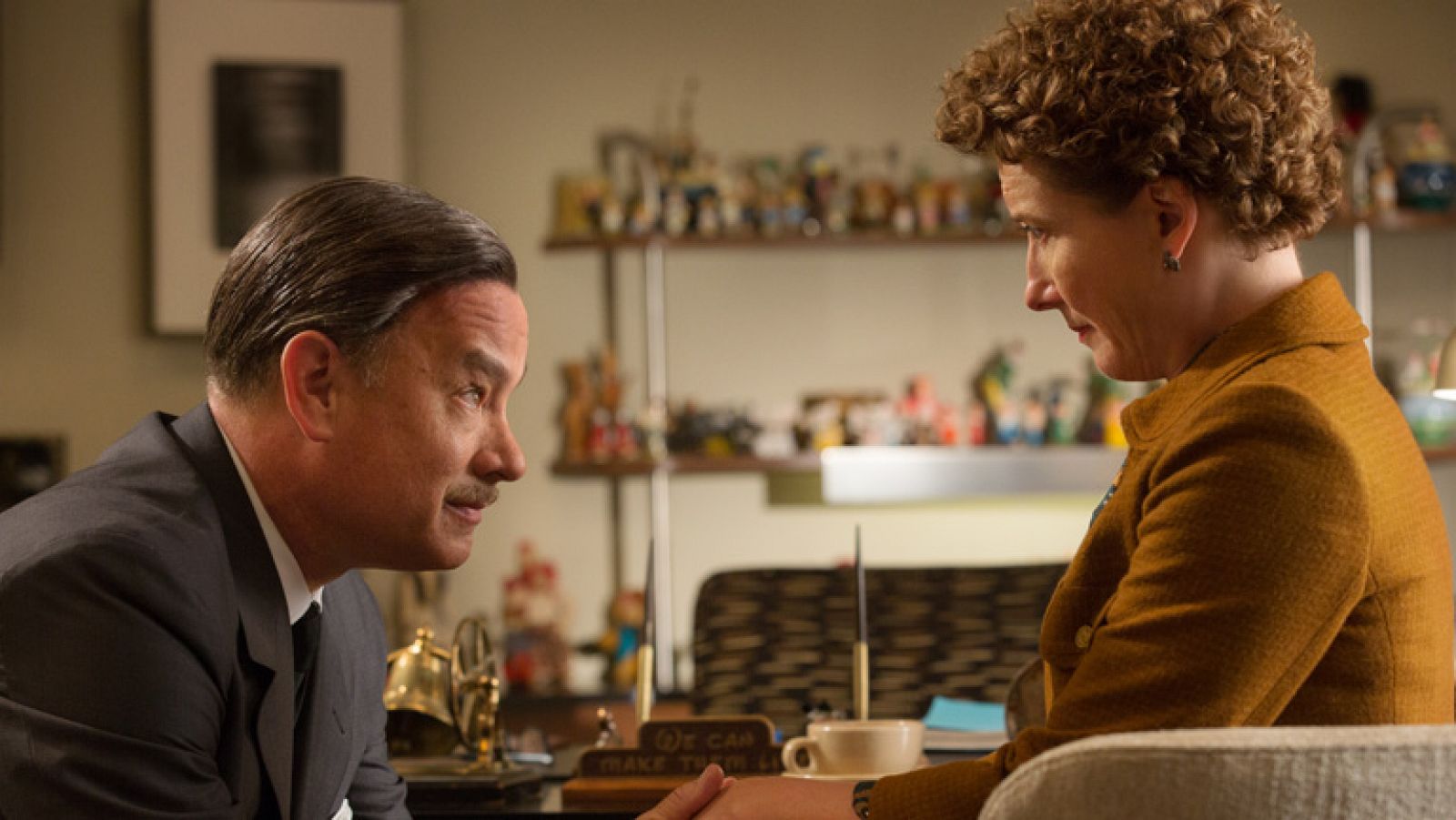 RTVE.es te ofrece en exclusiva una escena de 'Al encuentro de Mr. Banks', la película que cuenta las tensiones entre Walt Disney (Tom Hanks) y la escritora australiana P.L. Travers (Emma Thompson), a cuenta de los derechos de la novela 'Mary Poppins' para su adaptación a la gran pantalla. 