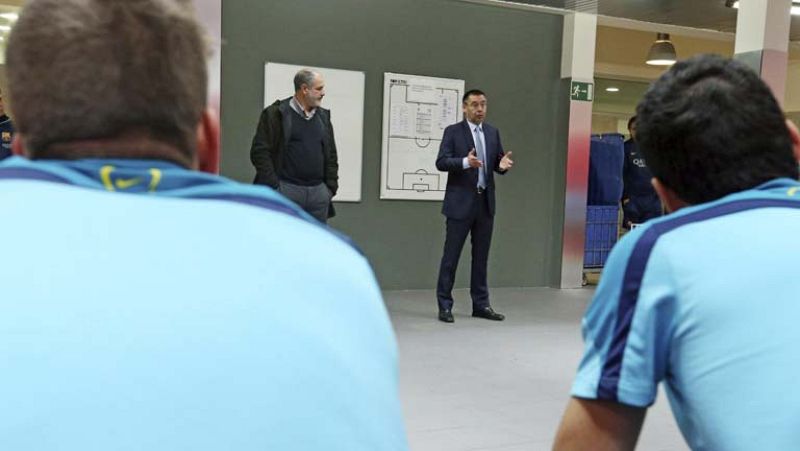 Josep María Bartomeu, sucesor de Sandro Rosell, se estrena visitando a la plantilla 