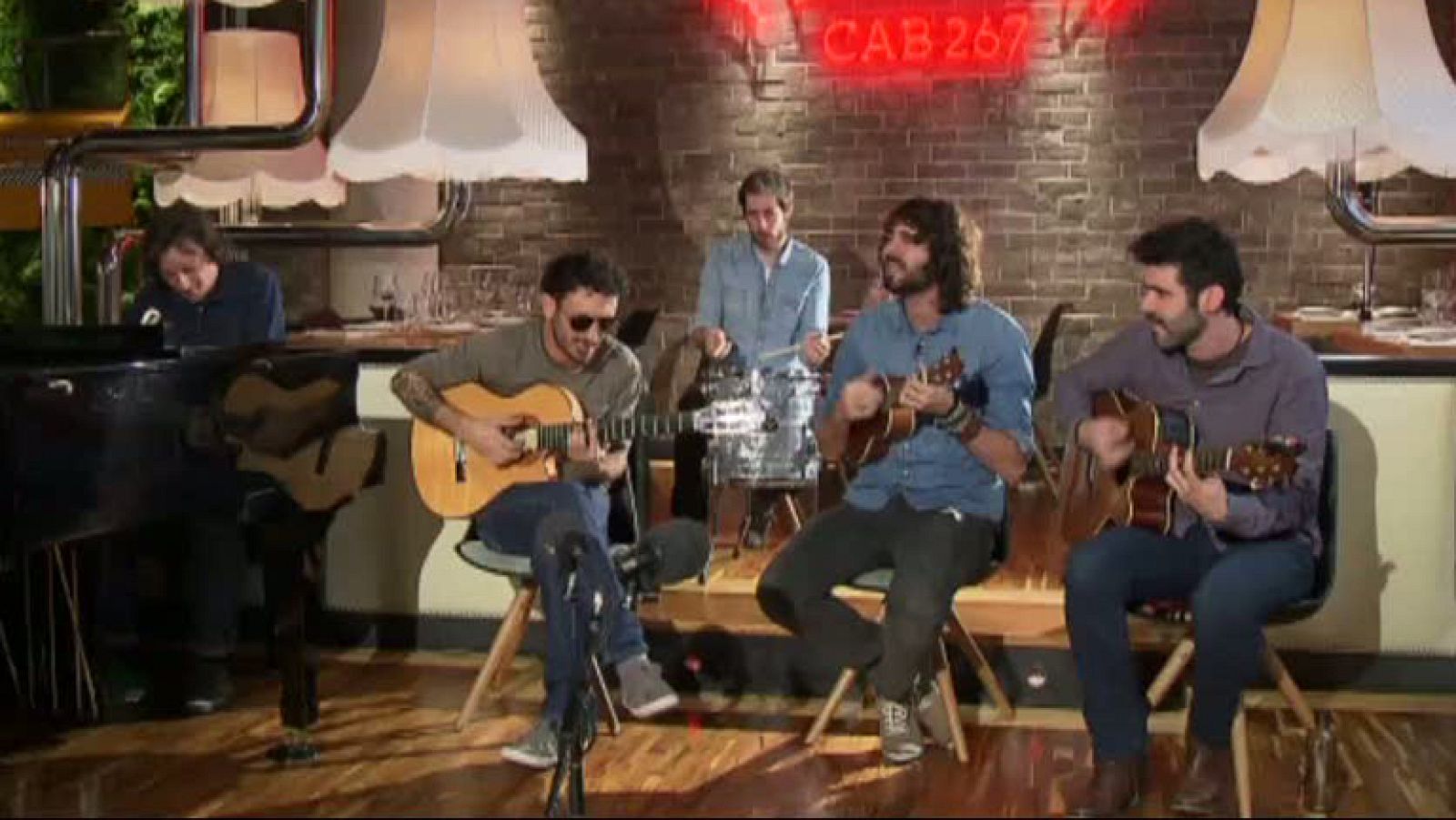 Izal interpretan "Agujeros de gusano" en acústico - Ver ahora