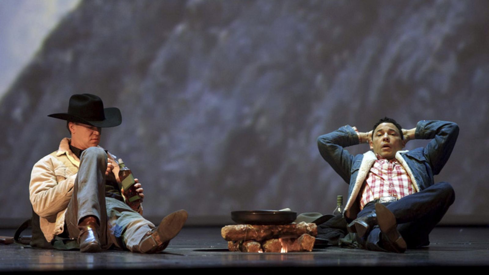 Telediario 1: Estreno mundial de la ópera "Brokeback Mountain" en el Teatro Real de Madrid | RTVE Play