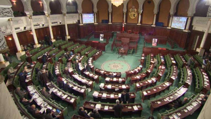 Constitución histórica en Túnez que establece la paridad entre el hombre y la mujer