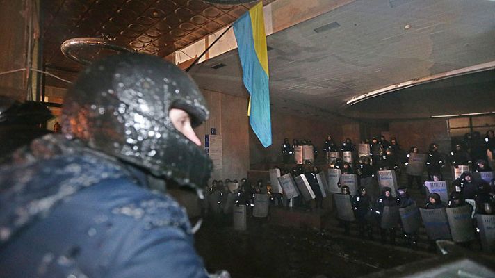 La oposición ucraniana asalta el edificio de los antidisturbios después de romper la tregua